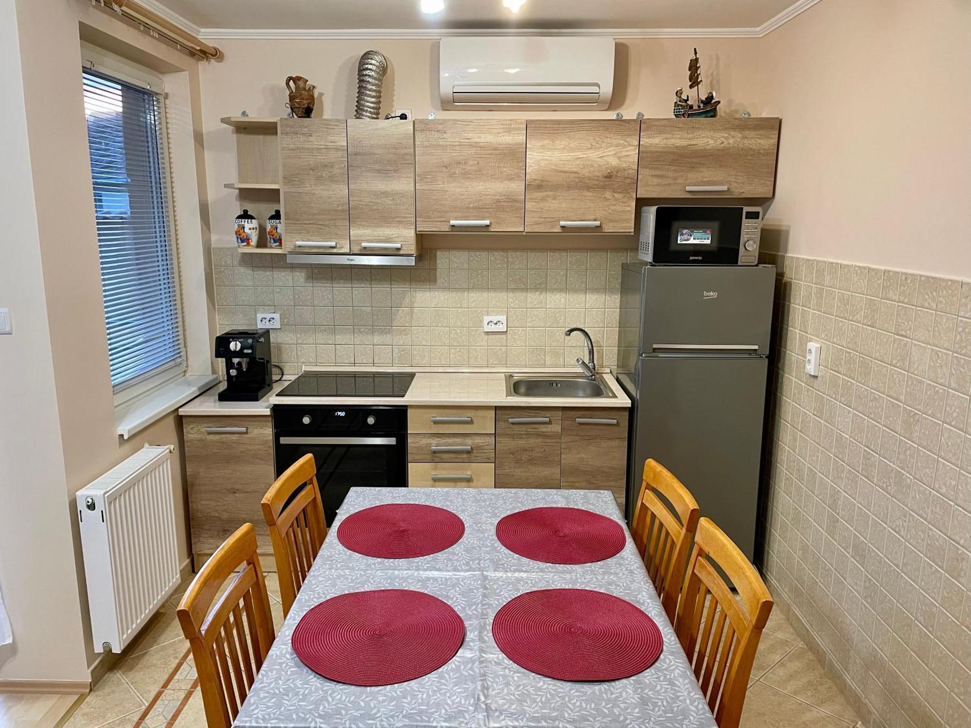 Márta Apartman Hajdúszoboszló Esterno foto